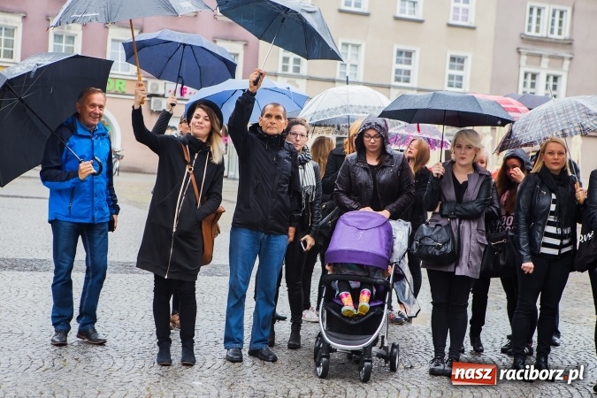 Zdjęcie w galerii na portalu naszraciborz.pl: Czarny poniedziałek - przeciwnicy ustawy antyaborcyjnej zebrali się na raciborskim rynku wiadomości z regionu