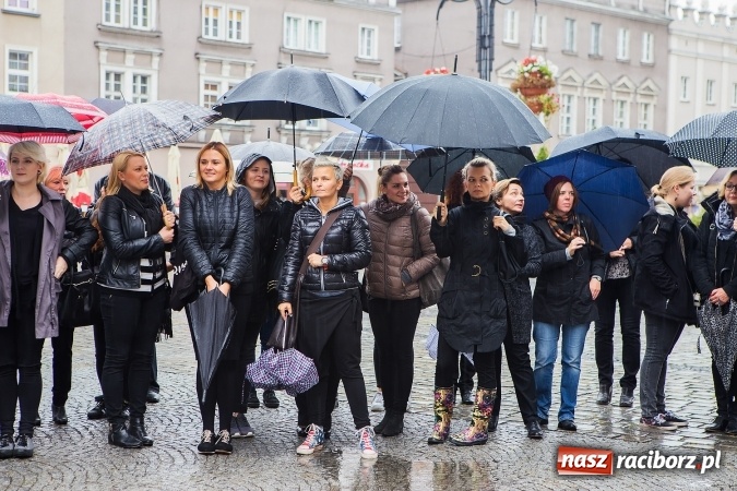 Zdjęcie w galerii na portalu naszraciborz.pl: Czarny poniedziałek - przeciwnicy ustawy antyaborcyjnej zebrali się na raciborskim rynku wiadomości z regionu