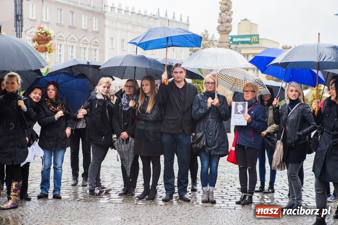 Zdjęcie w galerii na portalu naszraciborz.pl: Czarny poniedziałek - przeciwnicy ustawy antyaborcyjnej zebrali się na raciborskim rynku wiadomości z regionu