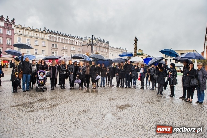 Zdjęcie w galerii na portalu naszraciborz.pl: Czarny poniedziałek - przeciwnicy ustawy antyaborcyjnej zebrali się na raciborskim rynku wiadomości z regionu