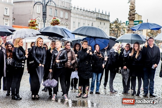 Zdjęcie w galerii na portalu naszraciborz.pl: Czarny poniedziałek - przeciwnicy ustawy antyaborcyjnej zebrali się na raciborskim rynku wiadomości z regionu
