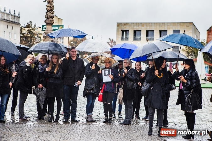 Zdjęcie w galerii na portalu naszraciborz.pl: Czarny poniedziałek - przeciwnicy ustawy antyaborcyjnej zebrali się na raciborskim rynku wiadomości z regionu