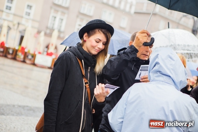 Zdjęcie w galerii na portalu naszraciborz.pl: Czarny poniedziałek - przeciwnicy ustawy antyaborcyjnej zebrali się na raciborskim rynku wiadomości z regionu