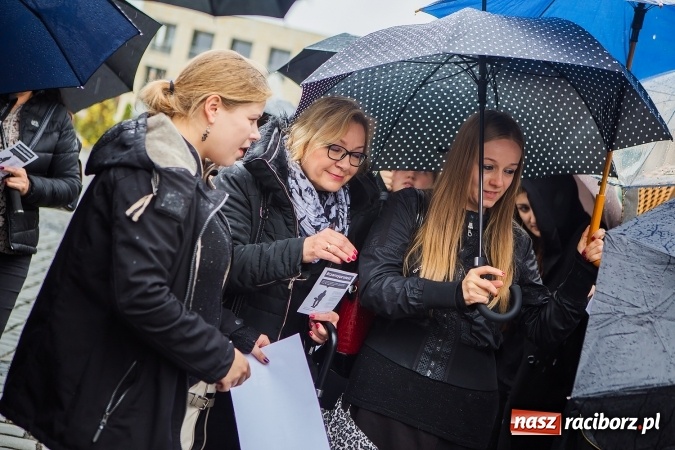 Zdjęcie w galerii na portalu naszraciborz.pl: Czarny poniedziałek - przeciwnicy ustawy antyaborcyjnej zebrali się na raciborskim rynku wiadomości z regionu