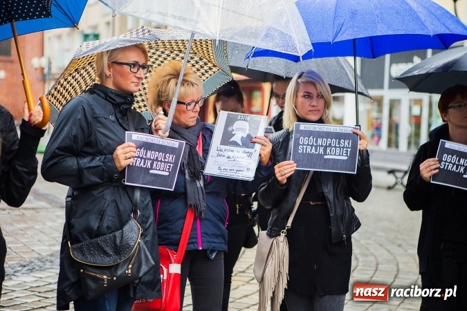 Zdjęcie w galerii na portalu naszraciborz.pl: Czarny poniedziałek - przeciwnicy ustawy antyaborcyjnej zebrali się na raciborskim rynku wiadomości z regionu