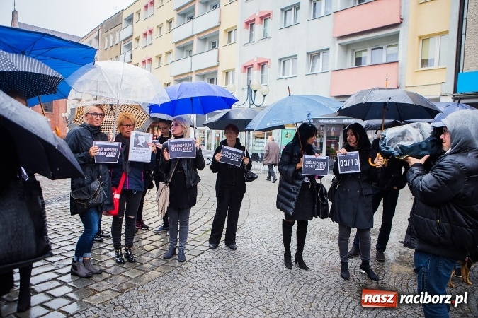 Zdjęcie w galerii na portalu naszraciborz.pl: Czarny poniedziałek - przeciwnicy ustawy antyaborcyjnej zebrali się na raciborskim rynku wiadomości z regionu