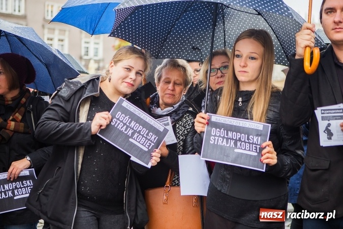 Zdjęcie w galerii na portalu naszraciborz.pl: Czarny poniedziałek - przeciwnicy ustawy antyaborcyjnej zebrali się na raciborskim rynku wiadomości z regionu