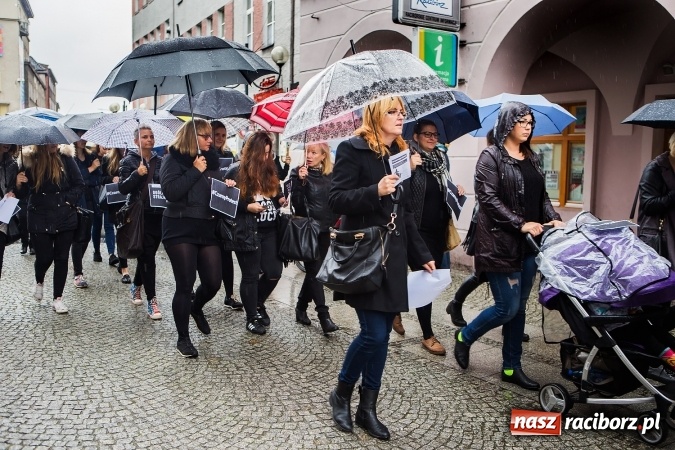 Zdjęcie w galerii na portalu naszraciborz.pl: Czarny poniedziałek - przeciwnicy ustawy antyaborcyjnej zebrali się na raciborskim rynku wiadomości z regionu