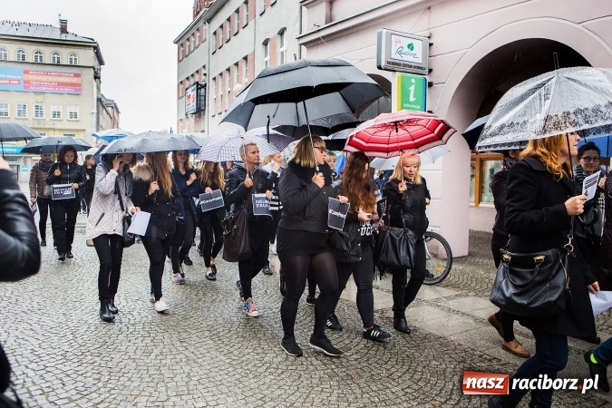 Zdjęcie w galerii na portalu naszraciborz.pl: Czarny poniedziałek - przeciwnicy ustawy antyaborcyjnej zebrali się na raciborskim rynku wiadomości z regionu