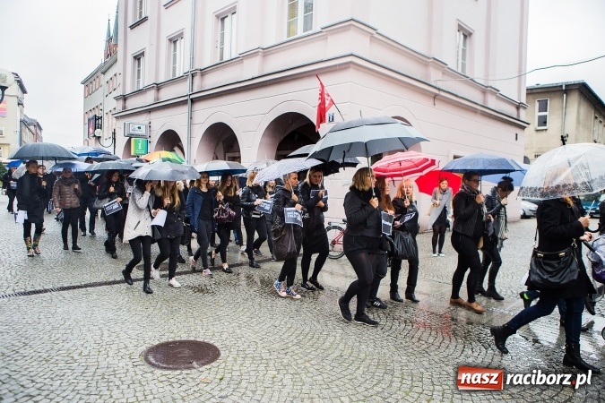 Zdjęcie w galerii na portalu naszraciborz.pl: Czarny poniedziałek - przeciwnicy ustawy antyaborcyjnej zebrali się na raciborskim rynku wiadomości z regionu