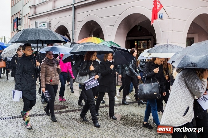 Zdjęcie w galerii na portalu naszraciborz.pl: Czarny poniedziałek - przeciwnicy ustawy antyaborcyjnej zebrali się na raciborskim rynku wiadomości z regionu