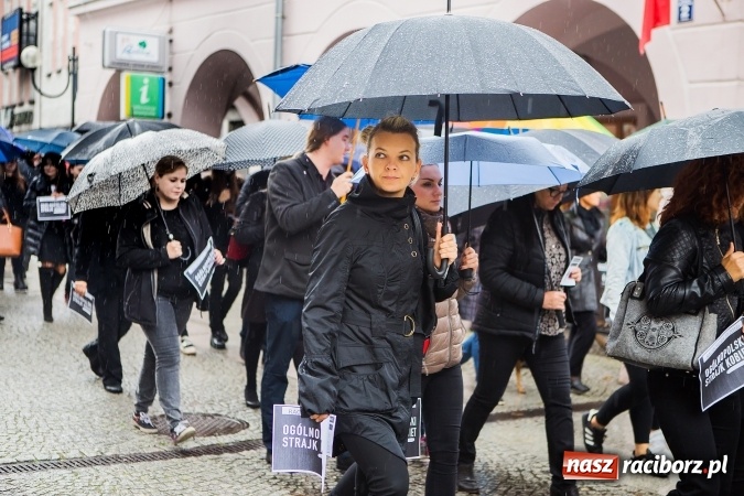 Zdjęcie w galerii na portalu naszraciborz.pl: Czarny poniedziałek - przeciwnicy ustawy antyaborcyjnej zebrali się na raciborskim rynku wiadomości z regionu