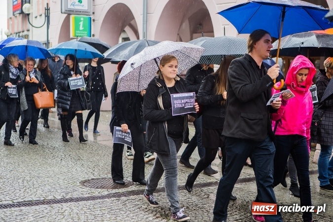 Zdjęcie w galerii na portalu naszraciborz.pl: Czarny poniedziałek - przeciwnicy ustawy antyaborcyjnej zebrali się na raciborskim rynku wiadomości z regionu