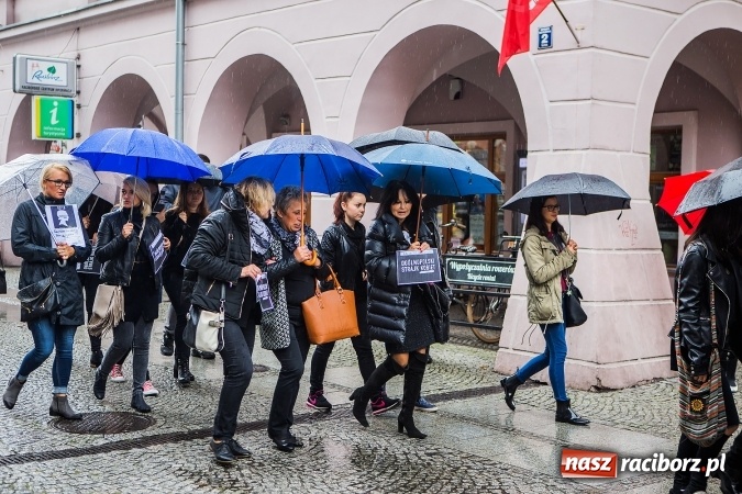 Zdjęcie w galerii na portalu naszraciborz.pl: Czarny poniedziałek - przeciwnicy ustawy antyaborcyjnej zebrali się na raciborskim rynku wiadomości z regionu