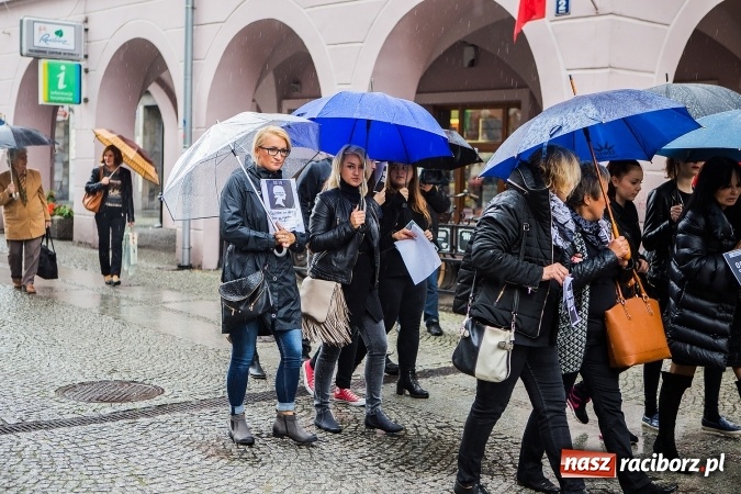 Zdjęcie w galerii na portalu naszraciborz.pl: Czarny poniedziałek - przeciwnicy ustawy antyaborcyjnej zebrali się na raciborskim rynku wiadomości z regionu