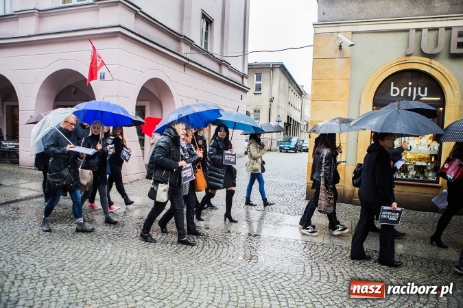Zdjęcie w galerii na portalu naszraciborz.pl: Czarny poniedziałek - przeciwnicy ustawy antyaborcyjnej zebrali się na raciborskim rynku wiadomości z regionu