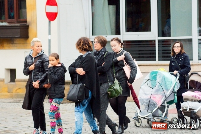 Zdjęcie w galerii na portalu naszraciborz.pl: Czarny poniedziałek - przeciwnicy ustawy antyaborcyjnej zebrali się na raciborskim rynku wiadomości z regionu