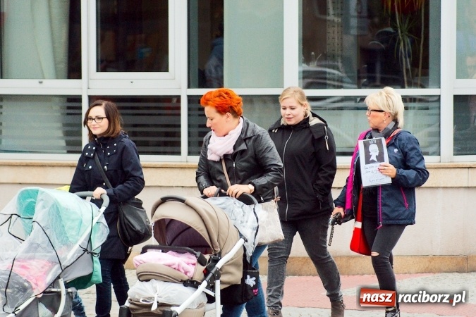 Zdjęcie w galerii na portalu naszraciborz.pl: Czarny poniedziałek - przeciwnicy ustawy antyaborcyjnej zebrali się na raciborskim rynku wiadomości z regionu