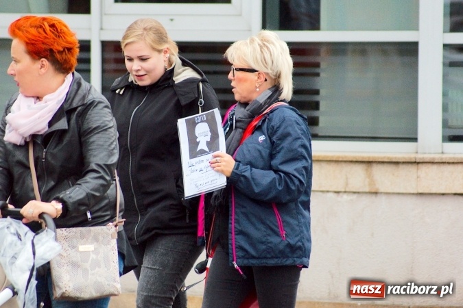 Zdjęcie w galerii na portalu naszraciborz.pl: Czarny poniedziałek - przeciwnicy ustawy antyaborcyjnej zebrali się na raciborskim rynku wiadomości z regionu