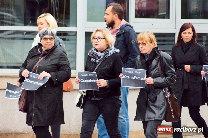 Zdjęcie w galerii na portalu naszraciborz.pl: Czarny poniedziałek - przeciwnicy ustawy antyaborcyjnej zebrali się na raciborskim rynku wiadomości z regionu