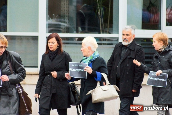 Zdjęcie w galerii na portalu naszraciborz.pl: Czarny poniedziałek - przeciwnicy ustawy antyaborcyjnej zebrali się na raciborskim rynku wiadomości z regionu