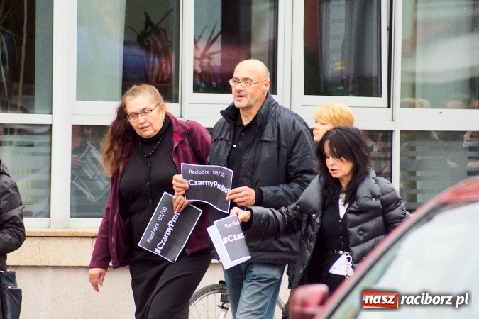 Zdjęcie w galerii na portalu naszraciborz.pl: Czarny poniedziałek - przeciwnicy ustawy antyaborcyjnej zebrali się na raciborskim rynku wiadomości z regionu