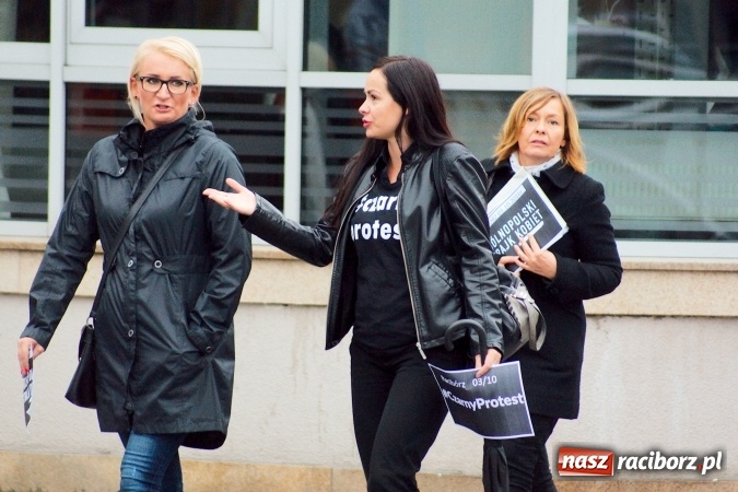 Zdjęcie w galerii na portalu naszraciborz.pl: Czarny poniedziałek - przeciwnicy ustawy antyaborcyjnej zebrali się na raciborskim rynku wiadomości z regionu