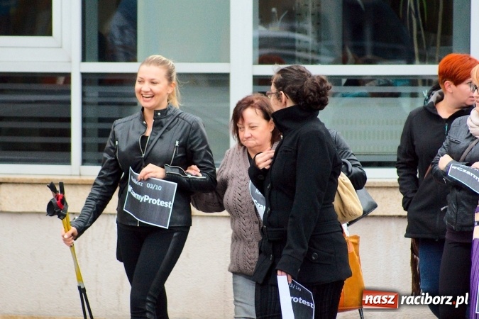 Zdjęcie w galerii na portalu naszraciborz.pl: Czarny poniedziałek - przeciwnicy ustawy antyaborcyjnej zebrali się na raciborskim rynku wiadomości z regionu