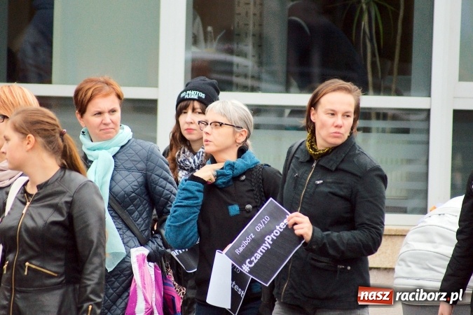 Zdjęcie w galerii na portalu naszraciborz.pl: Czarny poniedziałek - przeciwnicy ustawy antyaborcyjnej zebrali się na raciborskim rynku wiadomości z regionu
