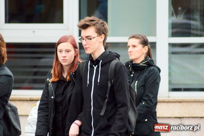 Zdjęcie w galerii na portalu naszraciborz.pl: Czarny poniedziałek - przeciwnicy ustawy antyaborcyjnej zebrali się na raciborskim rynku wiadomości z regionu