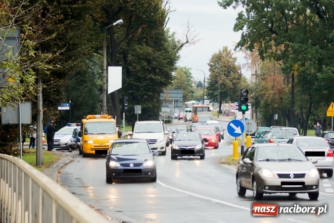 Zdjęcie w galerii na portalu naszraciborz.pl: Pechowy poniedziałek na drogach. Kolizje przy Mechaniku i na Drzewieckiego wiadomości z regionu