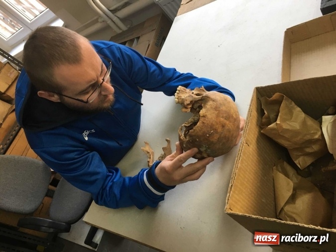 Zdjęcie w galerii na portalu naszraciborz.pl: Czesi pobiorą próbki do analiz DNA z domniemanych szczątków ostatniego raciborskiego Przemyślidy wiadomości z regionu