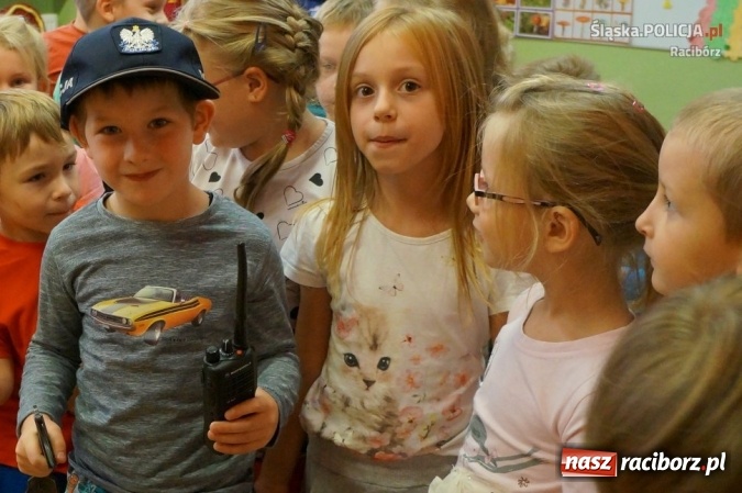 Zdjęcie w galerii na portalu naszraciborz.pl: Mundurowi opowiadali o bezpieczeństwie wśród przedszkolaków  wiadomości z regionu