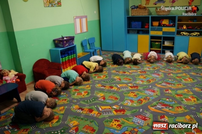 Zdjęcie w galerii na portalu naszraciborz.pl: Mundurowi opowiadali o bezpieczeństwie wśród przedszkolaków  wiadomości z regionu