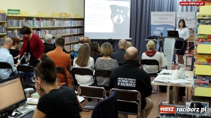 Zdjęcie w galerii na portalu naszraciborz.pl: Na co zagłosować? Reklama Budżetu Obywatelskiego w bibliotece  wiadomości z regionu