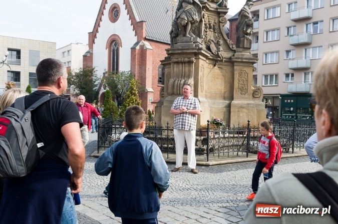 Zdjęcie w galerii na portalu naszraciborz.pl: Solidny akcent na zakończenie sezonu turystycznego. Sześciuset gości zwiedzało w niedzielę Racib&oacute;rz wiadomości z regionu