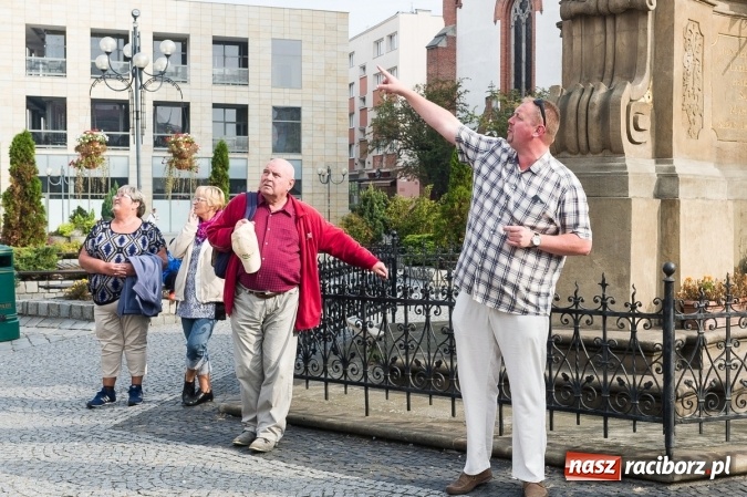 Zdjęcie w galerii na portalu naszraciborz.pl: Solidny akcent na zakończenie sezonu turystycznego. Sześciuset gości zwiedzało w niedzielę Racib&oacute;rz wiadomości z regionu