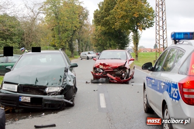 Zdjęcie w galerii na portalu naszraciborz.pl: Na Opawskiej zderzyły się fiat i skoda. Jedna osoba została zabrana do szpitala wiadomości z regionu