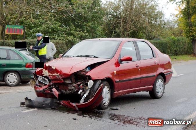 Zdjęcie w galerii na portalu naszraciborz.pl: Na Opawskiej zderzyły się fiat i skoda. Jedna osoba została zabrana do szpitala wiadomości z regionu