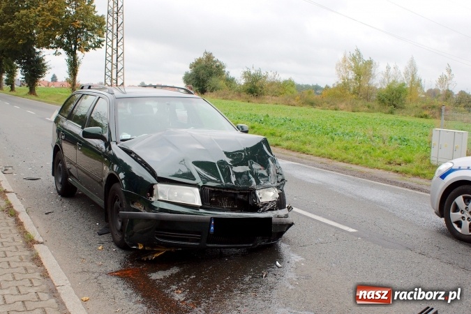 Zdjęcie w galerii na portalu naszraciborz.pl: Na Opawskiej zderzyły się fiat i skoda. Jedna osoba została zabrana do szpitala wiadomości z regionu
