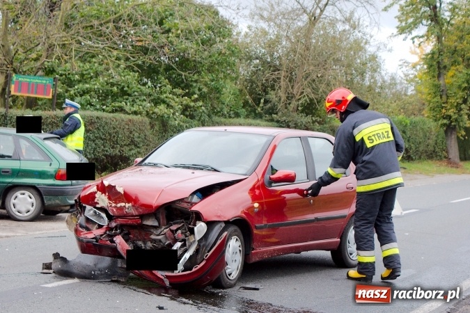 Zdjęcie w galerii na portalu naszraciborz.pl: Na Opawskiej zderzyły się fiat i skoda. Jedna osoba została zabrana do szpitala wiadomości z regionu