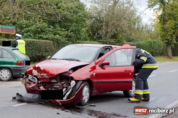 Zdjęcie w galerii na portalu naszraciborz.pl: Na Opawskiej zderzyły się fiat i skoda. Jedna osoba została zabrana do szpitala wiadomości z regionu