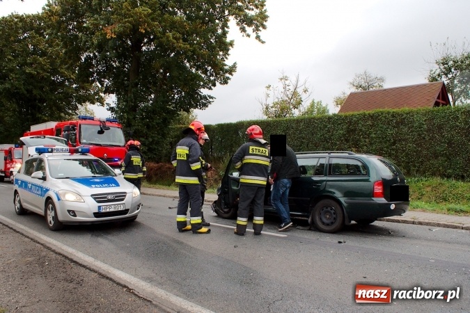 Zdjęcie w galerii na portalu naszraciborz.pl: Na Opawskiej zderzyły się fiat i skoda. Jedna osoba została zabrana do szpitala wiadomości z regionu