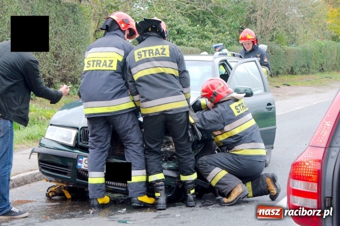 Zdjęcie w galerii na portalu naszraciborz.pl: Na Opawskiej zderzyły się fiat i skoda. Jedna osoba została zabrana do szpitala wiadomości z regionu