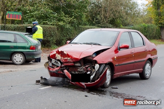 Zdjęcie w galerii na portalu naszraciborz.pl: Na Opawskiej zderzyły się fiat i skoda. Jedna osoba została zabrana do szpitala wiadomości z regionu