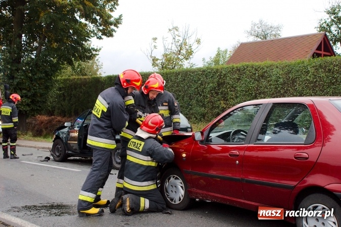 Zdjęcie w galerii na portalu naszraciborz.pl: Na Opawskiej zderzyły się fiat i skoda. Jedna osoba została zabrana do szpitala wiadomości z regionu