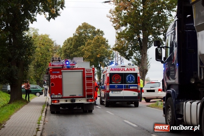 Zdjęcie w galerii na portalu naszraciborz.pl: Na Opawskiej zderzyły się fiat i skoda. Jedna osoba została zabrana do szpitala wiadomości z regionu