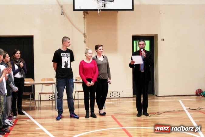 Zdjęcie w galerii na portalu naszraciborz.pl: Pasowanie na ucznia w Gimnazjum nr 5 wiadomości z regionu