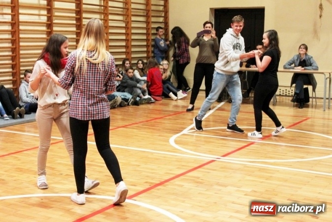 Zdjęcie w galerii na portalu naszraciborz.pl: Pasowanie na ucznia w Gimnazjum nr 5 wiadomości z regionu