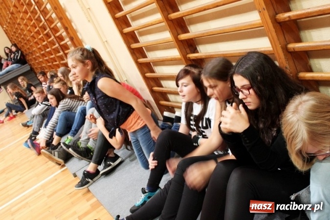 Zdjęcie w galerii na portalu naszraciborz.pl: Pasowanie na ucznia w Gimnazjum nr 5 wiadomości z regionu